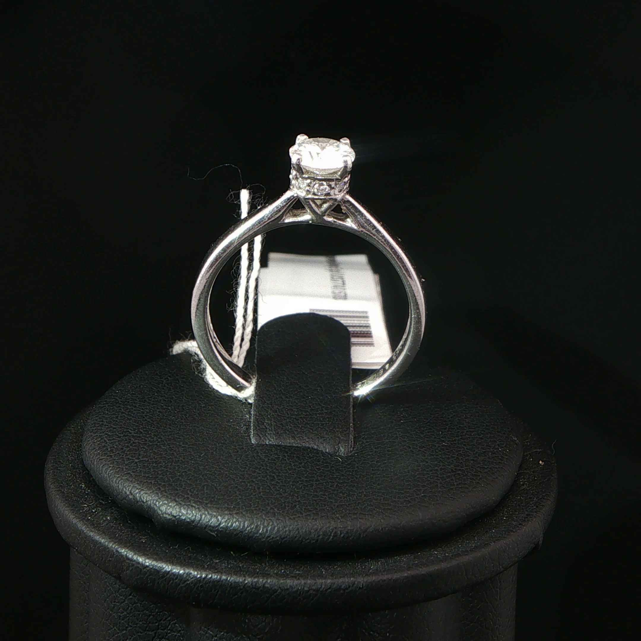 Classic Round Diamond Solitaire Ring in Platinum